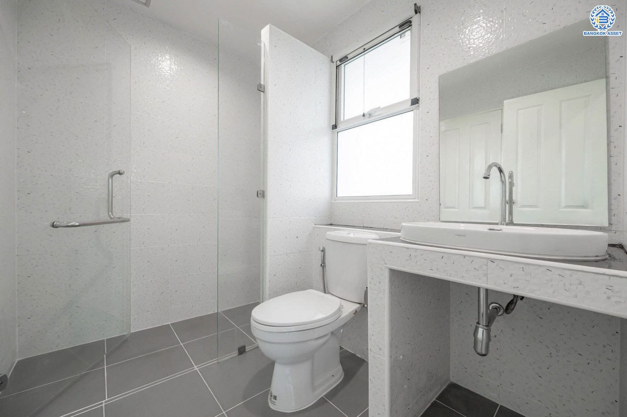 บ้านมือสองตกแต่งใหม่ โครงการ อรุณวดี พระราม5-รัตนาธิเบศร์ หลังมุม เนื้อที่ 50.4 ตร.ว. ฟังก์ชัน 3 ห้องนอน 2 ห้องน้ำ 1 ห้องอเนกประสงค์ จอดรถได้ 1 คัน บนทำเลทำเลศักยภาพ ติดถนนราชพฤกษ์ เชื่อมต่อทุกการเดินทาง ใกล้รถไฟฟ้าสายสีม่วง "สถานีบางรักใหญ่" และจุดขึ้นทางด่วน "ศรีรัช"